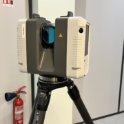 Scanner 3D RTC 360 de Leica Geosystems, appareil de mesure laser haute précision pour la capture de données en 3D, utilisé dans les projets de topographie, modélisation et construction.